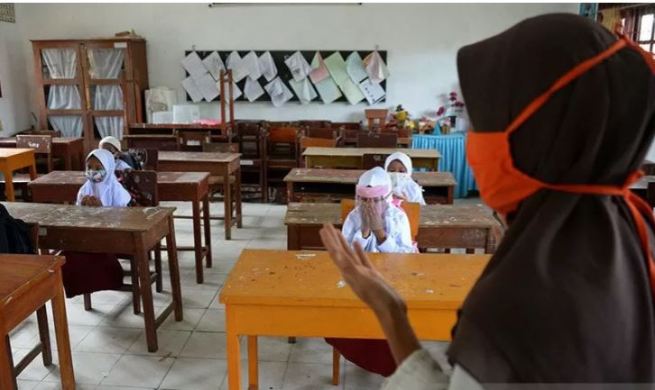 Ilustrasi - Guru mengajar anak berdoa pada hari pertama proses belajar mengajar di Sekolah Dasar Negeri Garot, Desa Ketapang, Kecamatan Darui Imarah, Kabapaten Aceh Besar. (Foto: Antara/Ampelsa)