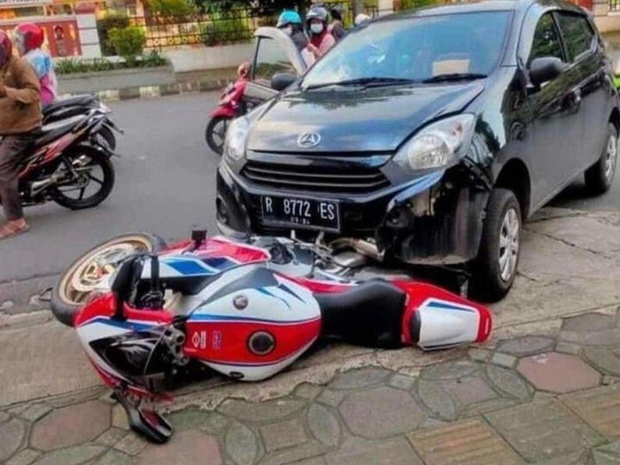 Daihatsu Ayla menyeruduk motor sport Honda CBR1000RR SP di Purwokerto, Banyumas. (Foto: Instagram @dimas_prasetyahani)