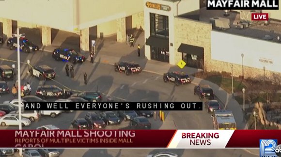 Suasana di halaman Mayfair Mall Wisconsin, Amerika Serikat, usai insiden penembakan oleh orang tak dikenal. (Foto: abc)