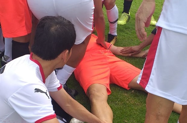 Legenda sepak bola Indonesia Ricky Yacobi saat mendapat pertolongan pertama dari rekan-rekannya. (Foto: Istimewa)