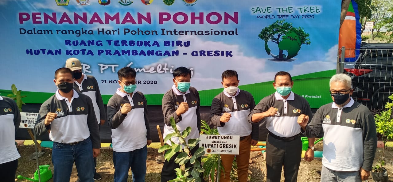 Bupati Gresik Sambari H Radianto, Forkopimda Gresik , dan Direktur PTS Irjunawan P Radjamin sebelum tanam pohon di hutan kota Prambangan.