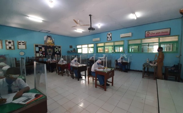Uji coba pelaksanaan pembelajarana tatap muka di SMAN 2 Nganjuk, Jawa Timur. (Foto: Alief Sambogo/Ngopibareng.id)