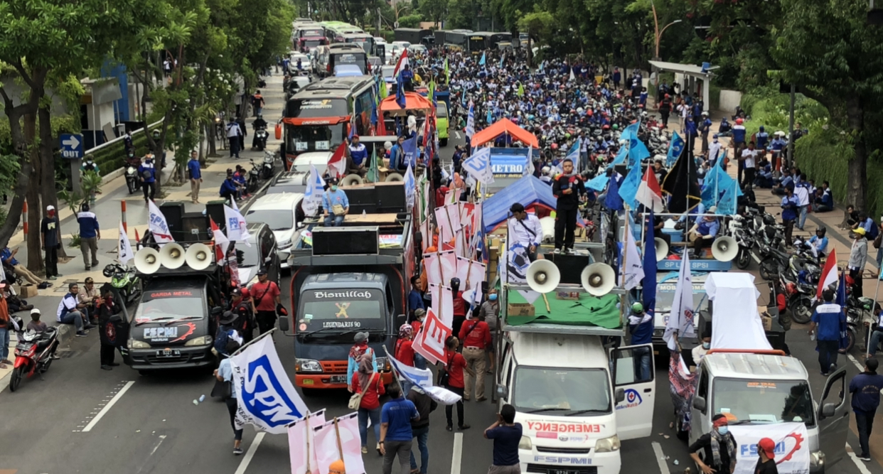 Ribuan buruh penuhi  Jalan Basuki Rahmat menuntut kenaikan UMK 2021, Kamis,19 November 2020. (Foto: Andhi Dwi/Ngopibareng.id)