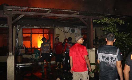 Personil brimob ikut memadamkan kebakaran di asrma Brimob Polda Sumut, Minggu pagi. (Foto:Antara)