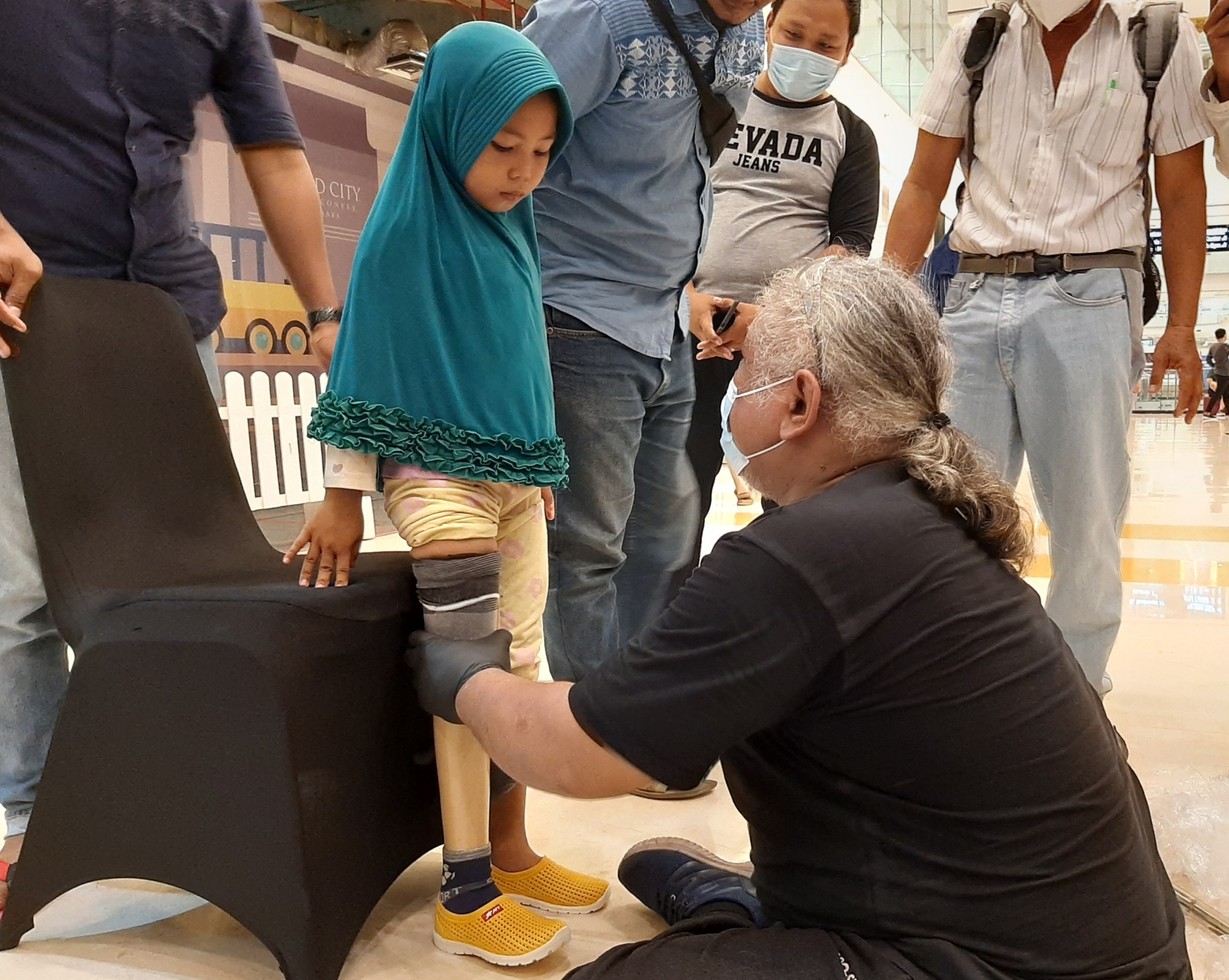 Salah satu anak tuna daksa yang menerima kaki palsu. (Foto: Pita Sari/Ngopibareng.id)