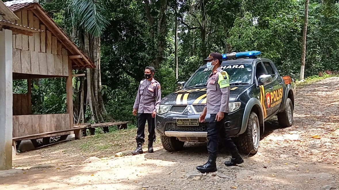 Kapolsek Pesanggaran AKP Subandi bersama anggotanya mengecek lokasi TPS terjauh di Dusun Sukamade, Desa Sarongan, Kecamatan Pesanggaran, Banyuwangi (foto:istimewa)