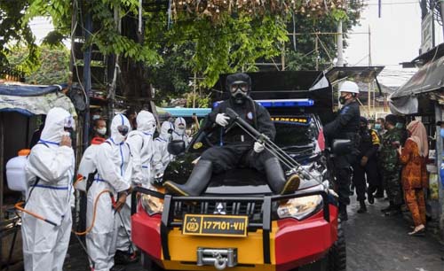 Sejumlah anggota kepolisian Polda Metro Jaya dengan mengenakan hazmat bersiap menyemprotkan cairan disinfektan di kawasan Petamburan III, Jakarta Pusat, Hari Minggu. (Foto:Antara/M Risyal Hidayat)