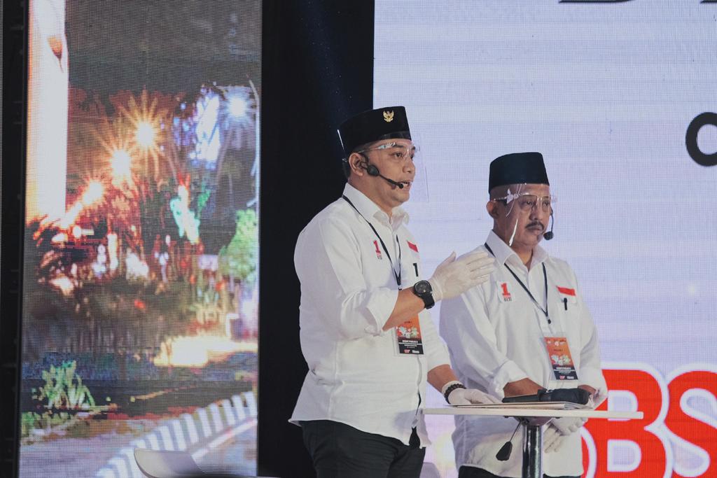 Calon Walikota dan Wakil Walikota Surabaya, Eri Cahyadi-Armuji ketika menjalani debat cawali tahap II Rabu 18 November 2020. (Foto: PDI Perjuangan)