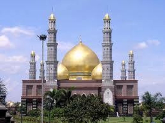 Masjid Dian Al-Hamri atau dikenal Masjid Kubah Emas di Jawa Barat. (Foto: Istimewa)