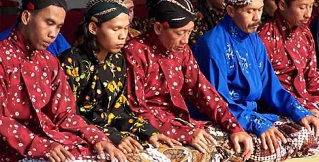 Dengan busana yang khas, umat Islam di Jawa tetap memelihara identitasnya. (Foto: Istimewa)
