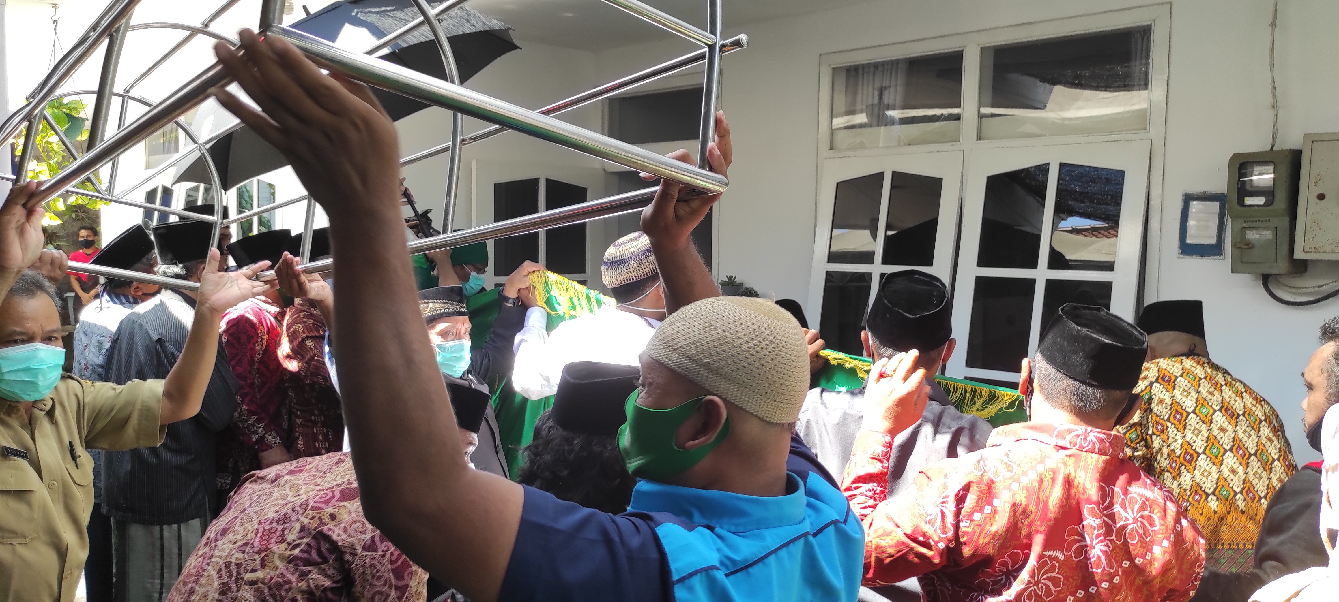 Ribuan santri menyambut jenazah KH Abdul Latif Madjid tiba di rumah duka. (Foto: Fendi/Ngopibareng.id) 
