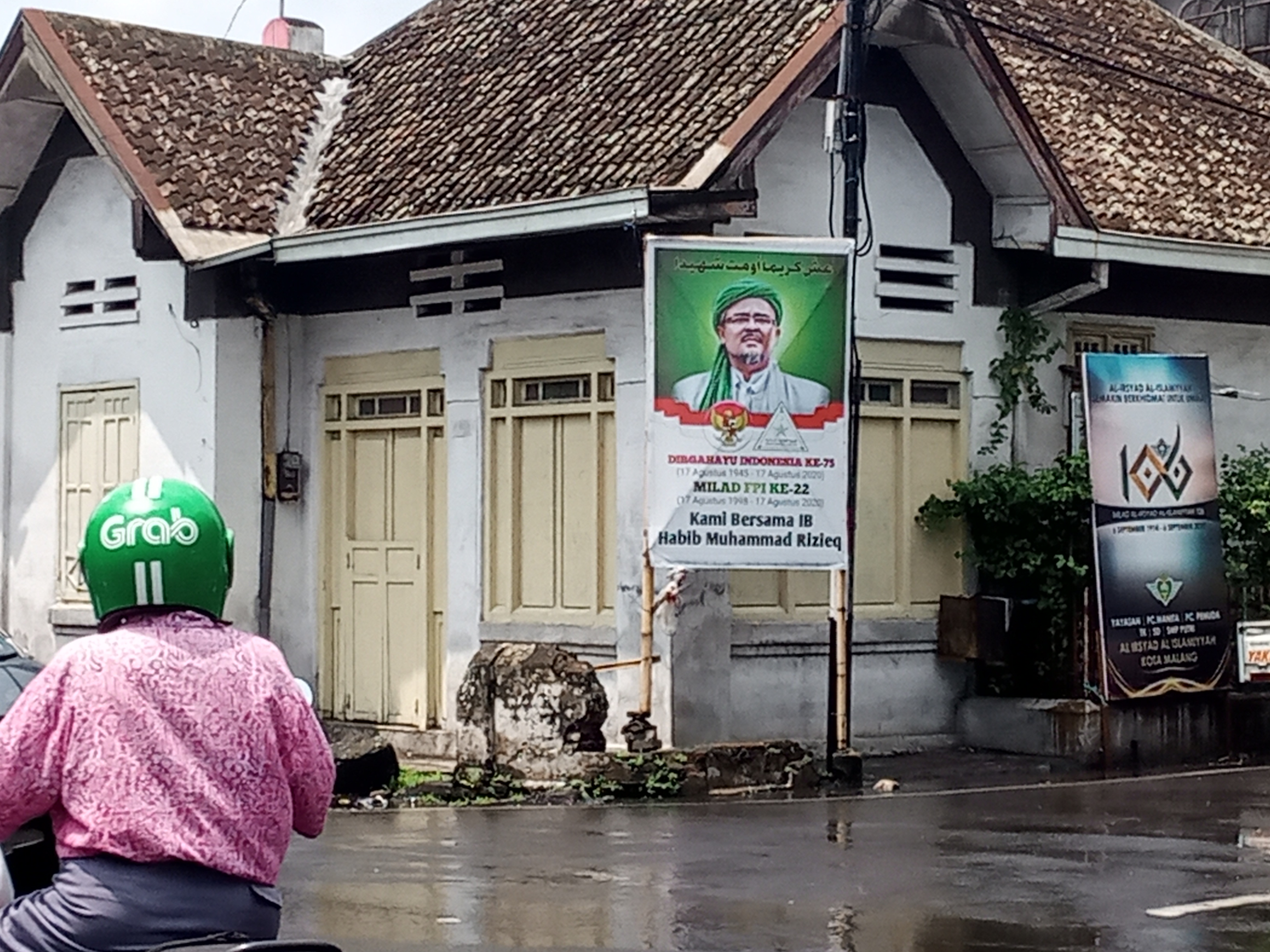 Spanduk yang memampang foto Imam Besar Front Pembela Islam (FPI), Habib Rizieq Syihab di Jalan Syarif Al-Qodri, Kauman, Kota Malang (Foto: Lalu Theo/ngopibareng.id)