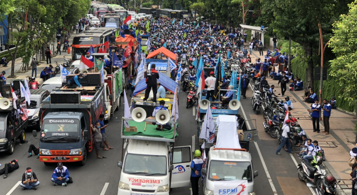 Ribuan buruh ketika menutup akses Jalan Basuki Rahmat, Kamis, 19 November 2020, lalu. (Foto: Andhi Dwi/Ngopibareng.id)
