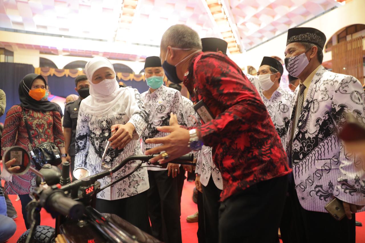 Gubernur Jatim, Khofifah Indar Parawansa, melihat hasil inovasi sekolah dengan mitra dalam peringatan Hari Guru di Islamic Center, Surabaya, Senin 23 November 2020. (Foto: Fariz Yarbo/Ngopibareng.id)