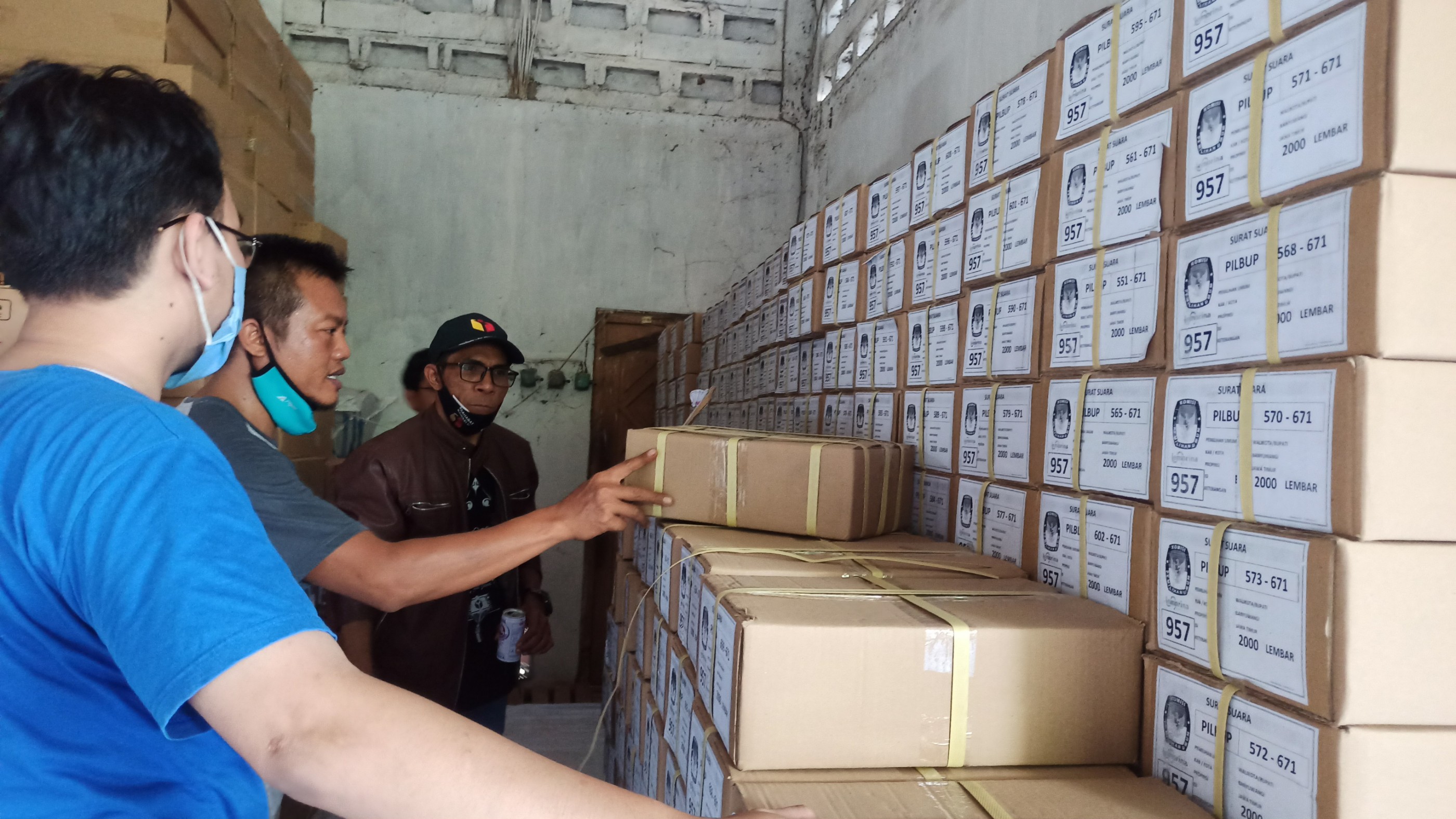 Petugas mengecek tumpukan kardus berisi surat suara Pilkada 2020 di Kabupaten Banyuwangi, Jawa Timur. (Foto: Muh Hujaini/Ngopibareng.id)