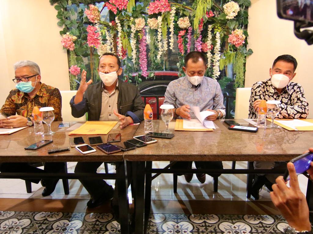 Ketua SPSI Jatim, Ahmad Fauzi (dua dari kiri) ketika menyampaikan keterangan terkait UMK di Surabaya, Minggu 23 November 2020. (Foto: Fariz Yarbo/Ngopibareng.id)