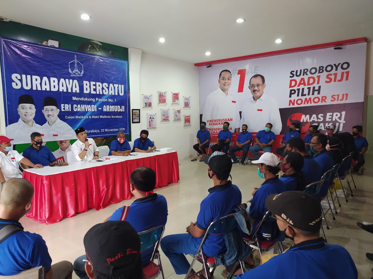 Kader dan Pengurus DPC Nasdem Surabaya memberi dukungan ke Eri Cahyadi-Armuji. (Foto: Istimewa)