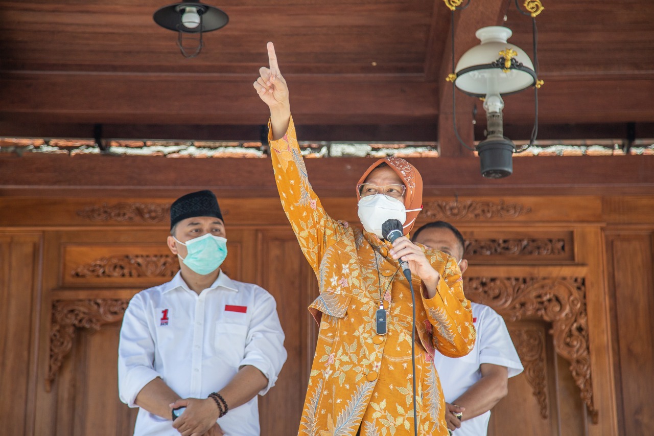 Wali Kota Surabaya Tri Rismaharini meminta Eri Cahyadi dan Armuji tak berpuas diri meski unggul di survei terkini. (Foto: Alief Sambogo/Ngopibareng.id)
