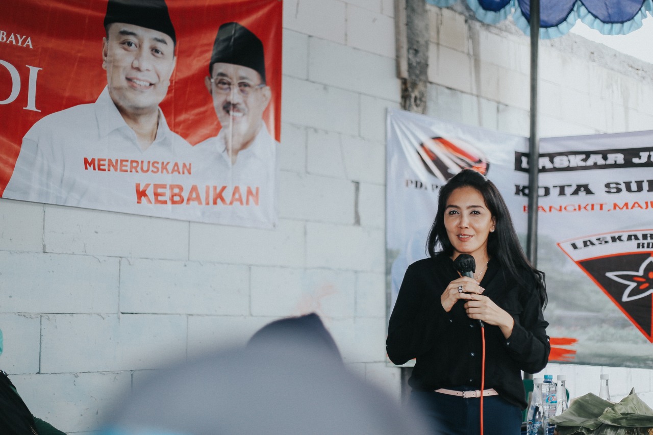 Anggota DPR RI Fraksi PDI Perjuangan, Rieke Dyah Pitaloka, ketika melakukan kampanye pemenangan Eri Cahyadi-Armuji di Jambangan, Surabaya. (Foto: PDI Perjuangan)
