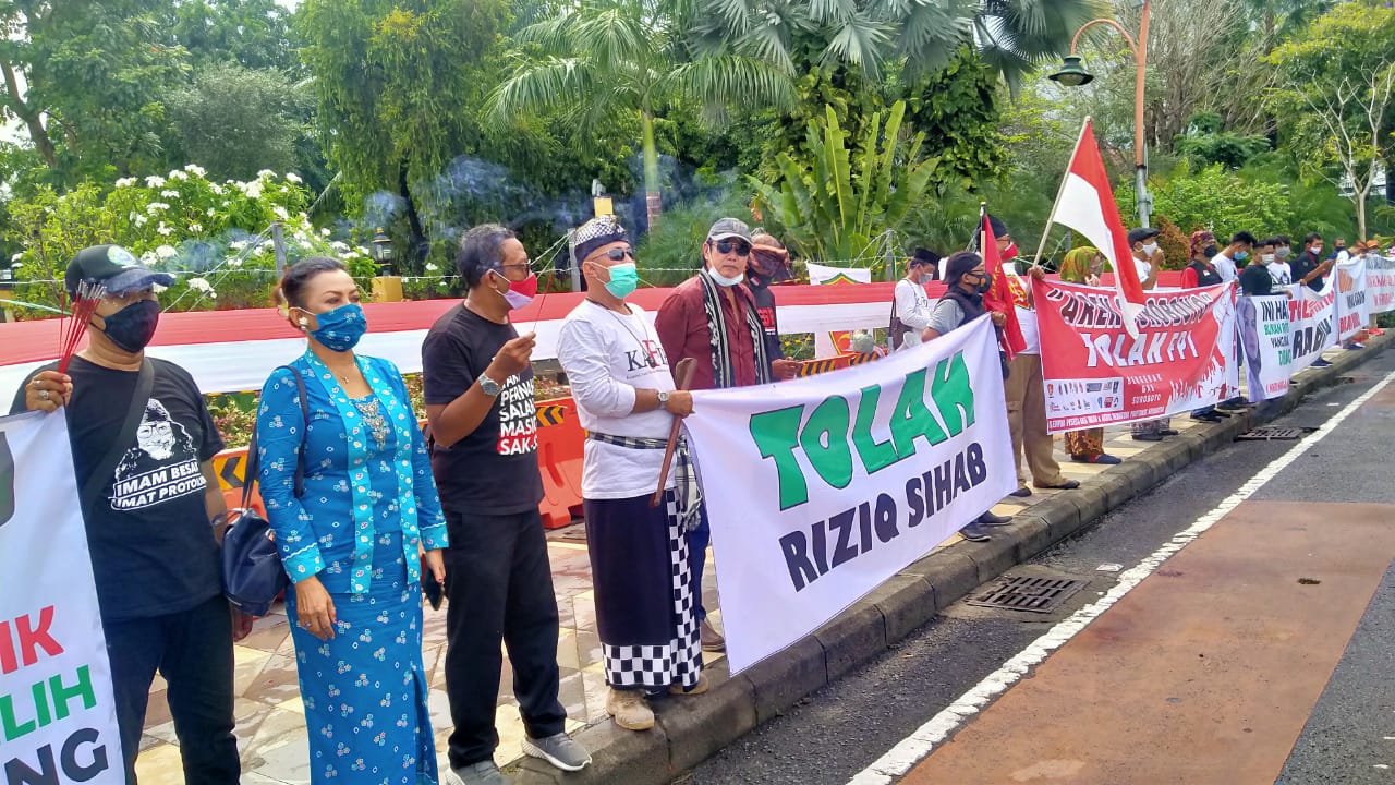 Kelompok Arek Suroboyo Tolak FPI melakukan aksi di depan Gedung Negara Grahadi, Surabaya, Selasa 24 November 2020. (Foto: Fariz Yarbo/Ngopibareng.id)