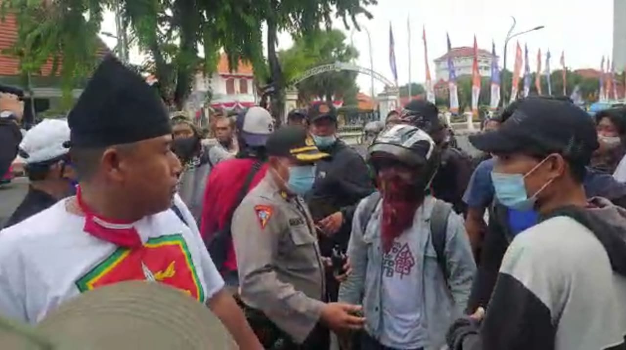 Aparat kepolisian mencoba memecah massa yang bersitegang terkait penolakan kedatangan Rizieq Syihab di Depan Gedung Negara Grahad, Surabaya, Selasa 24 November 2020. (Foto: Tangkapan Layar)