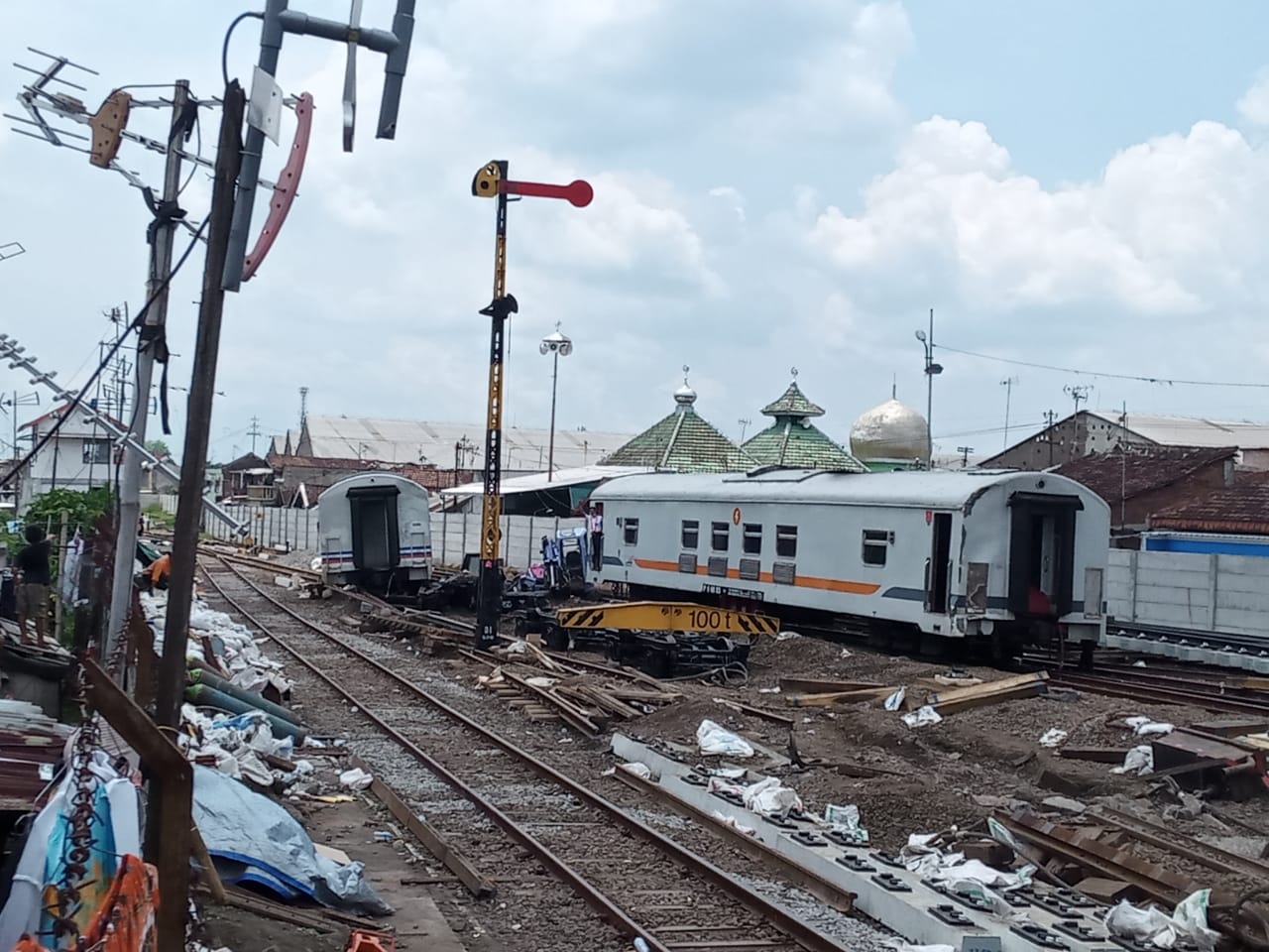 Gerbong kereta tanpa lokomotif yang anjlok di Stasiun Malang Kota Lama, Jawa Timur. (Foto: Lalu Theo/Ngopibareng.id)
