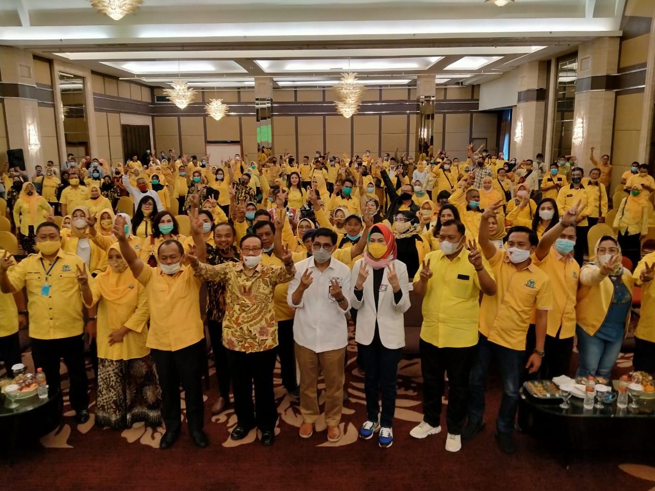 Tokoh senior Partai Golkar Akbar Tanjung (batik kuning) berfoto bersama Cawali Surabaya Mcahfud Arifin (putih) dan seluruh kader di Hotel Wyndham, Surabaya, Selasa 24 November 2020. (Foto: Fariz Yarbo/Ngopibareng.id)