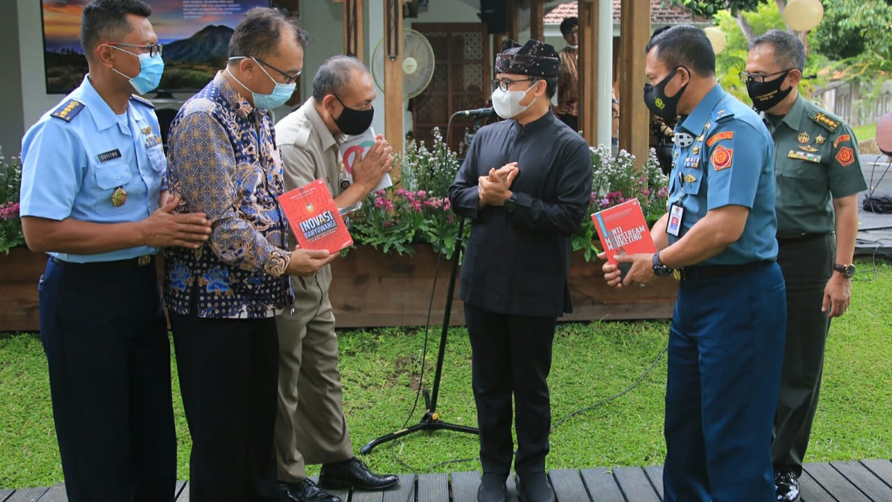 Bupati Banyuwangi Abdullah Azwar Anas berbincang dengan Tim Wantanas di Pendopo Kabupaten Banyuwangi, Jawa Timur. (Foto: Istimewa)