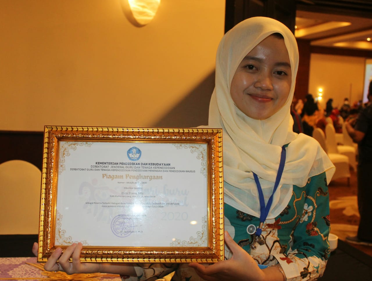 Diana Santi, salah satu SLB Putra Hanjuang, Garut, Jawa Barat, terpilih sebagai guru terbaik tingkat nasional 2020. (Foto: Asmanu/Ngopibareng.id)(Foto