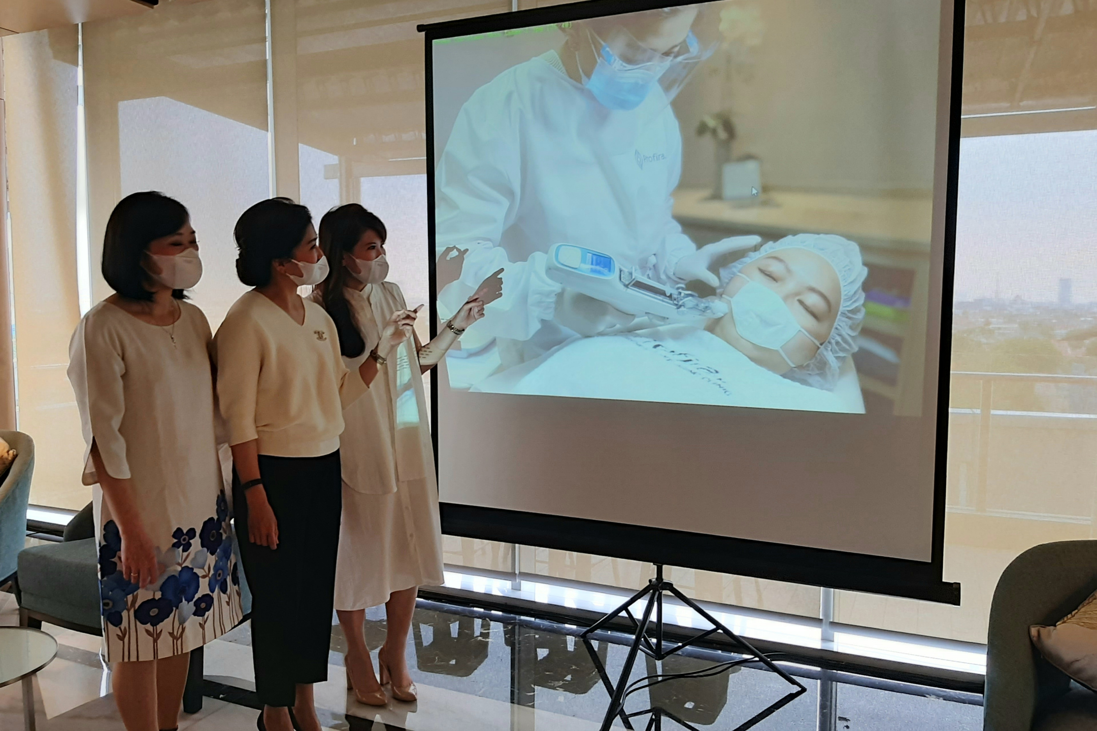 Dokter Fifin, Ruth, dan dokter Agnes dari Profira Klinik sedang menunjukan treatment Glass Skin Laser agar wajah glowing seperti artis Korea. (Foto: Pita Sari/Ngopibareng.id)