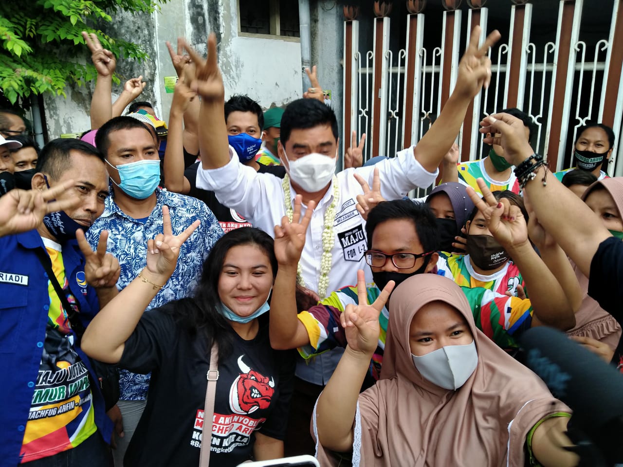 Antusias warga sambut kedatangan Cawawali Surabaya, Mujiaman di RW 01 Kranggan, Surabaya, Rabu 25 November 2020. (Foto: Fariz Yarbo/Ngopibareng.id)