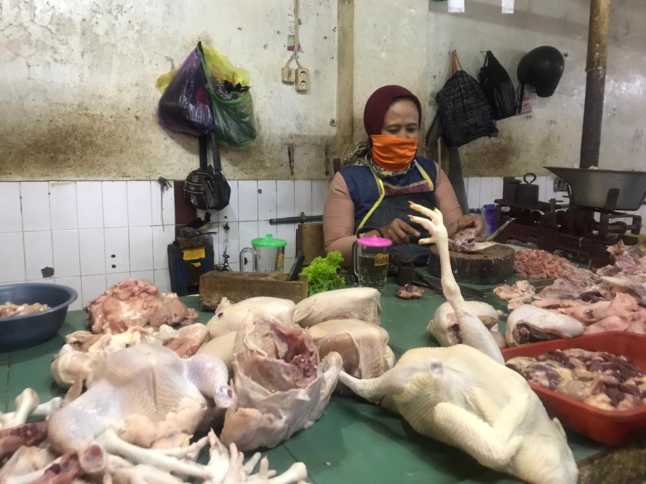 Salah satu pedagang ayam di Pasar Besar Kota Malang, Hamidah (Foto: Lalu Theo/Ngopibareng.id)