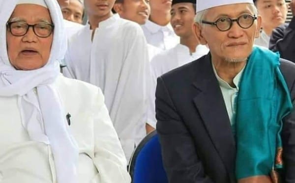 KH Anwar Mansur (Rais Syuriah PWNU Jatim, Pengasuh Pondok Lirboyo Kediri) dan KH Miftachul Akhyar (Pj. Rais Am PBNU). (Foto: Istimewa)
