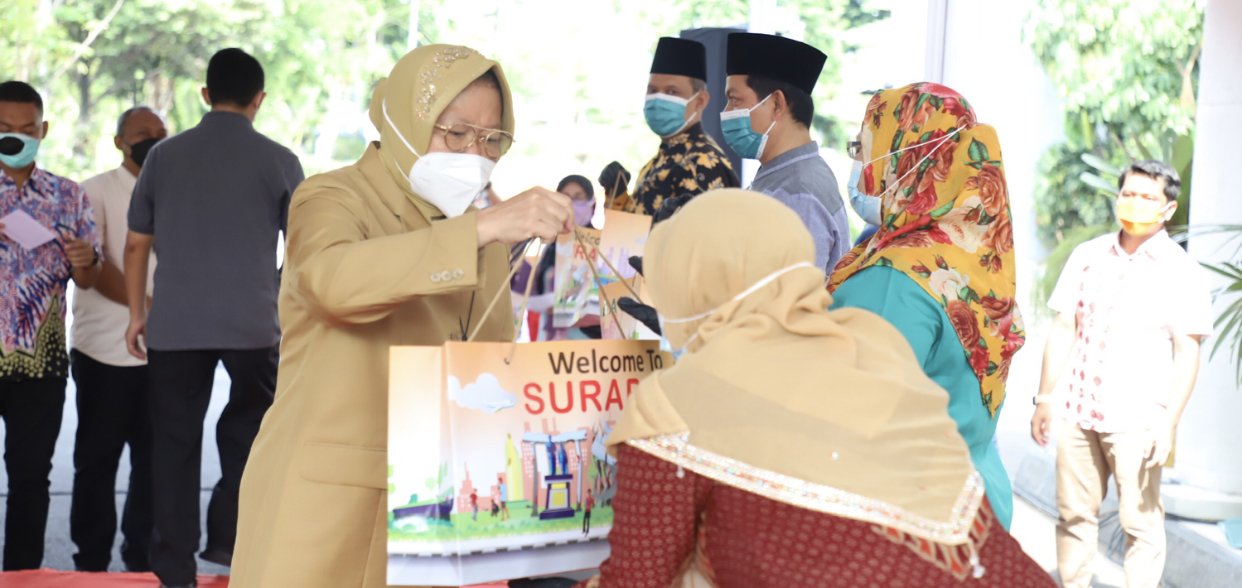Wali Kota Surabaya, Tri Rismaharini, ketika menyerahkan baju hazmat secara simbolis kepada perwakilan modin (Foto: Dok. Pemkot Surabaya)