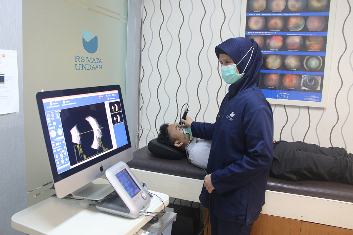 Dokter Rita Tjandra saat memeriksa retina mata pasien. (Foto: Dokumentasi RSMU)
