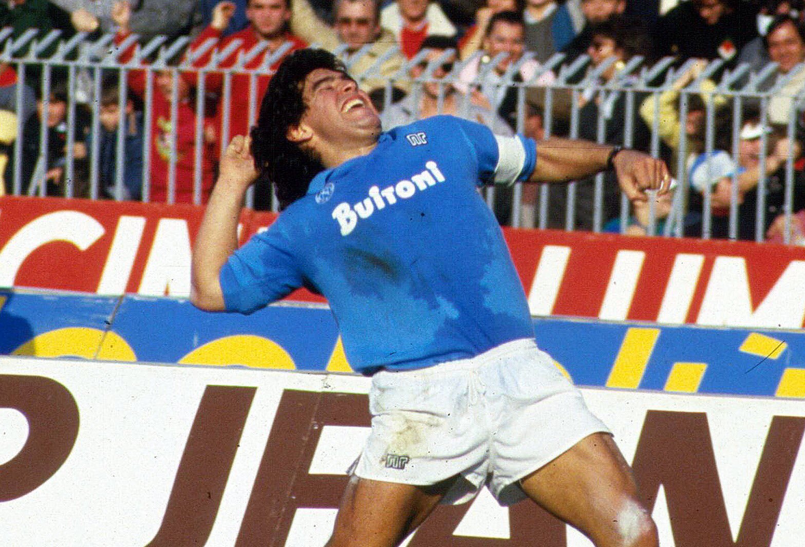Diego Armando Maradona saat masih bermain untuk Napoli. (Foto: Twitter/@sscnapoli)