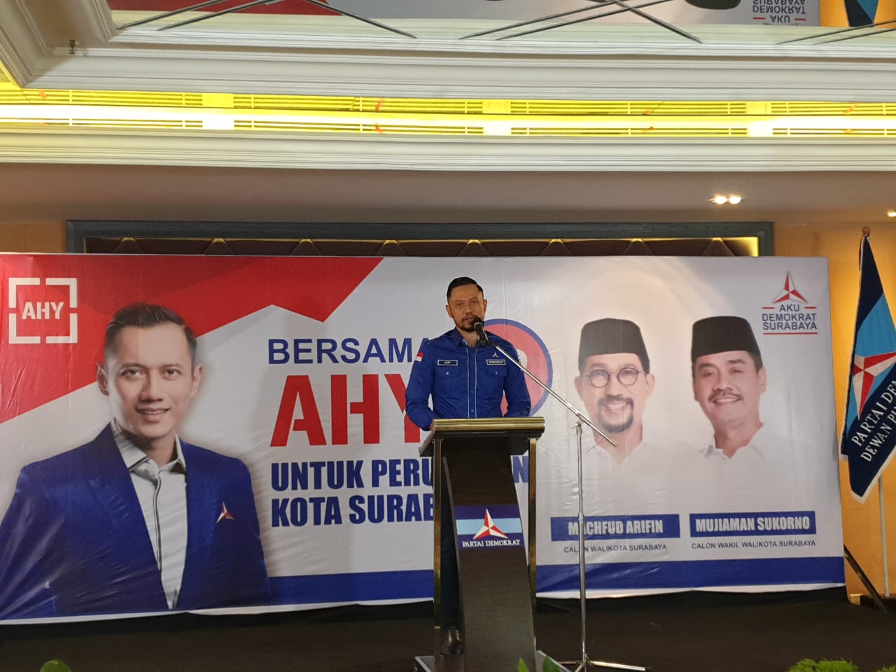 Ketua Umum Partai Demokrat, Agus Harimurti Yudhoyono dalam pertemuan dengan pasangan Machfud Arifin-Mujiaman di Hotel Oakwood, Surabaya, Kamis 26 November 2020. 