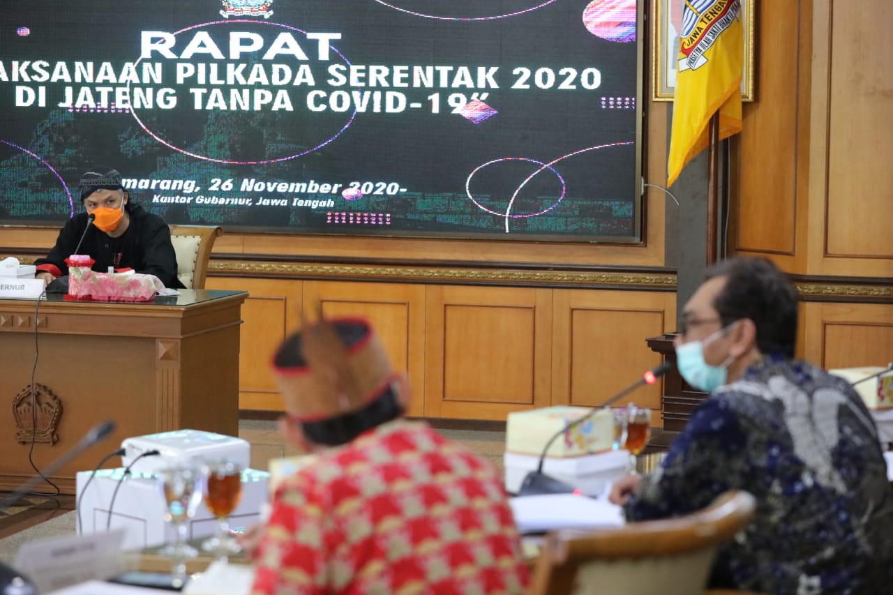 Gubernur Jawa Tengah Ganjar Pranowo menggelar rapat koordinasi tentang penyelenggaraan Pilkada Serentak, 9 Desember mendatang. (Foto: Dok. Pemprov Jateng)