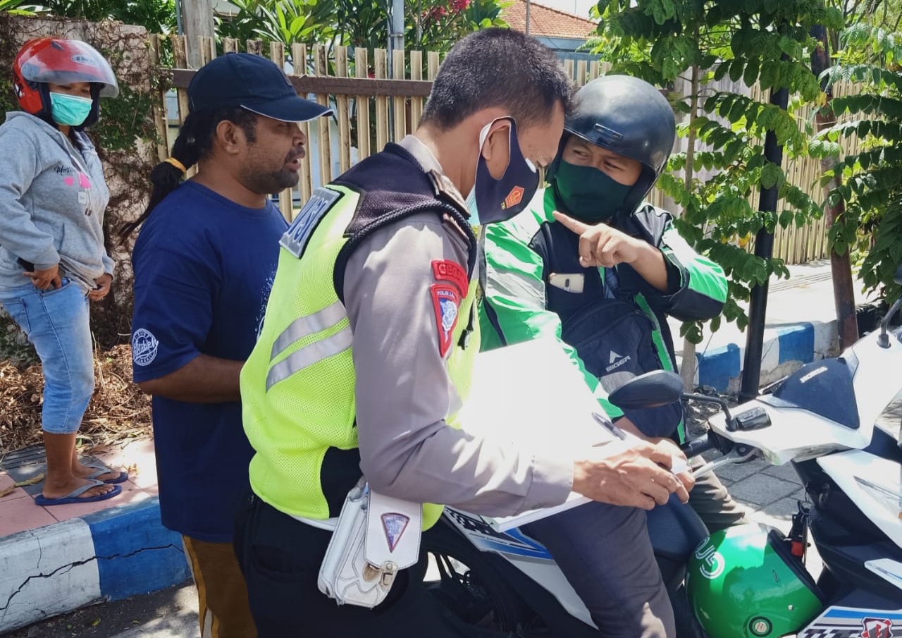 Petugas kepolisian meminta keterangan warga terkait kecelakaan ambulans vs sepeda motor,  (foto:istimewa)
