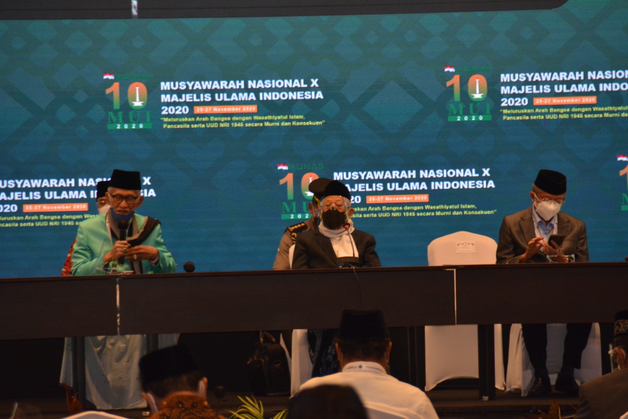 KH Ma'ruf Amin diapit Ketua Umum MUI KH Miftachul Akhyar dan Prof Anwar Abbas. (Foto: humas mui)