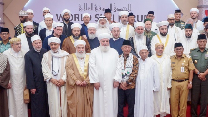 Habib Luthfi bin Yahya, Rais Aam Jam'iyyah Ahlith Thariqah Al-Mu'tabarah An-Nahdliyah (JATMAN) bersama para ulama sedunia. (Foto: Istimewa)