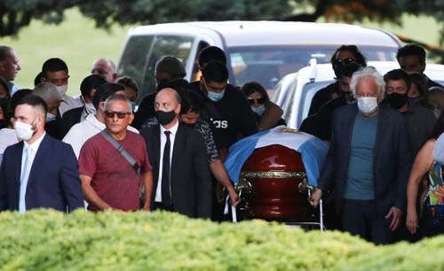 Keluarga dan kerabat yang membawa peti mati legenda sepak bola Diego Maradona tiba di pemakaman Bella Vista, di luar Ibu Kota Buenos Airesdi Buenos Aires, Argentina, Kamis waktu setempat atau Jumat (WIB). (Foto:Antara/Reuters)