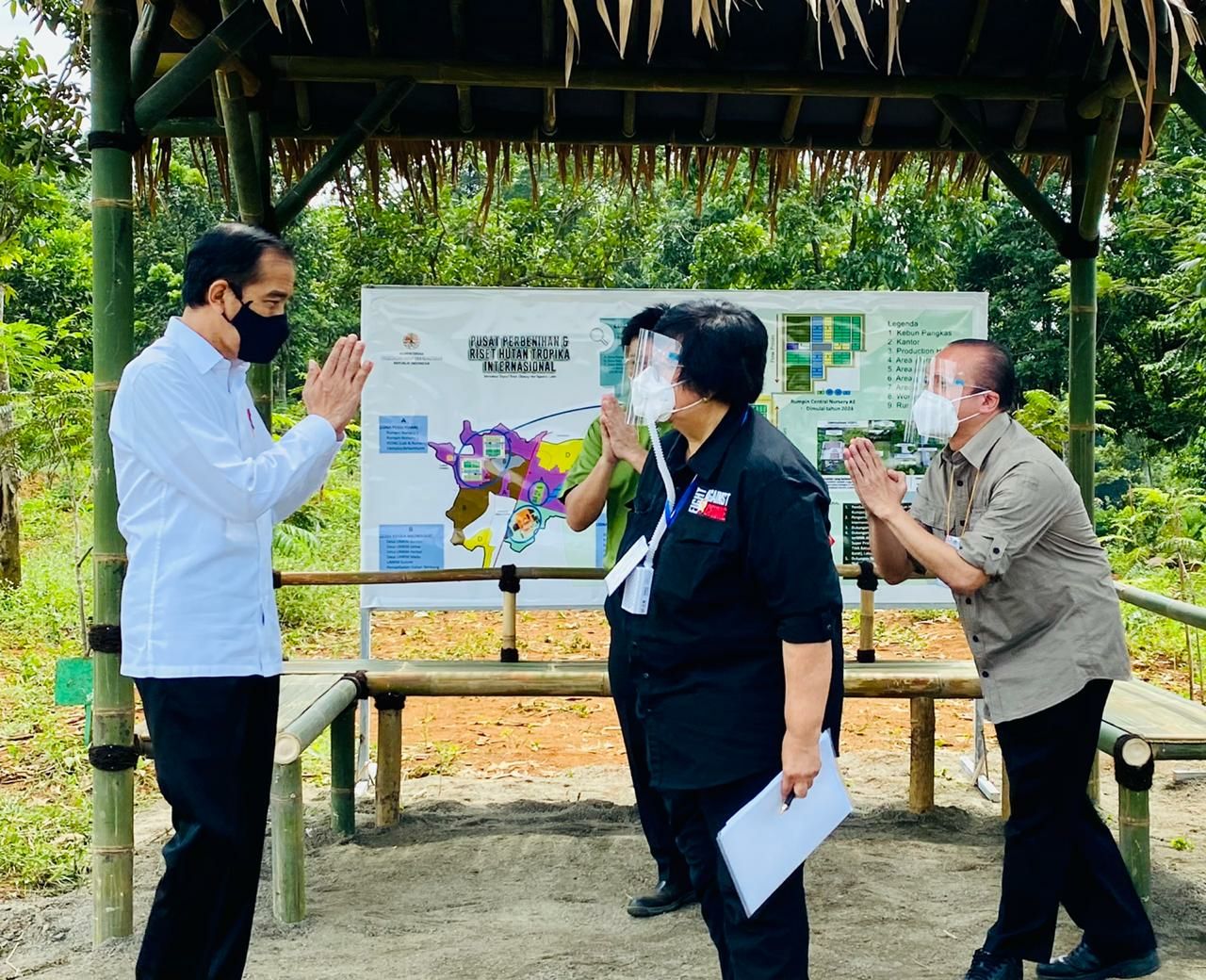 Presiden Joko Widodo meninjau Pusat Sumber Benih dan Persemaian Rum di Kecamatan Rumpin, Kabupaten Bogor, Jawa Barat pada Jumat, 27 November 2020.( foto: Setpres )