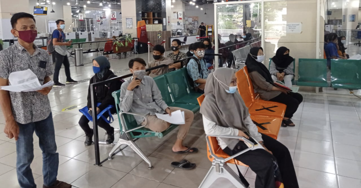 Warga Surabaya yang tengah mengantre untuk melakukan perekaman e-KTP di Mal Siola. (Foto: Andhi Dei/Ngopibareng.id)