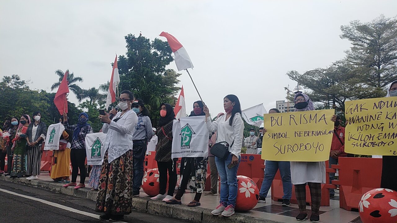 aksi demo yang dilakukan di depan Balaikota Surabaya hari ini, Jumat 27 November 2020. (Foto: Istimewa)