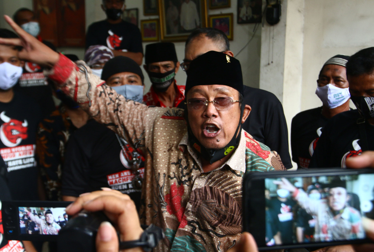 Tokoh PDI Perjuangan, Mat Mochtar bersama Banteng Ketaton ketika menyampaikan klarifikasi di Posko Gotong Royong PDI Perjuangan, Jalan Bulak Banteng Kidul, Surabaya, Jumat 27 November 2020.