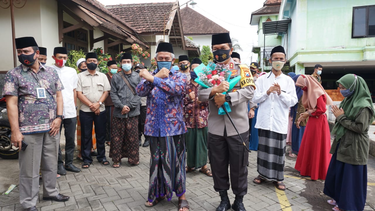 Pengasuh Pesantren Sabilurrosyad Malang, KH Marzuki Mustamar bersama kunjungan Kapolda Jawa Timur Irjen Pol Nico Afinta, Jumat 27 November 2020. (Foto: hms sabilurrosyad) 