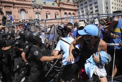 Puluhan orang mengalami luka-luka termasuk petugas keamanan saat penghormatan terakhir kepada Maradona, di Buenos Aires, Argentina. (Foto: afp)