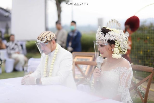 Ilustrasi pernikahan pasangan Jenita Janet dan Danu Sofwan dengan protokol kesehatan 3M cegah sebaran Covid-19. (Foto: Instagram Jenita Janet/Vanila Latte)