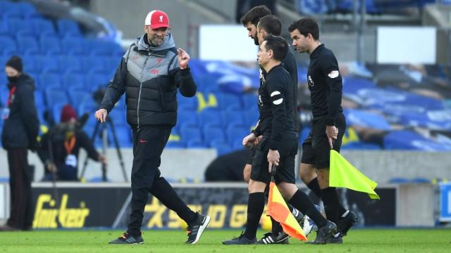 Pelatih Juergen Klopp tak terima dengan keputusan wasit dan Video Assistant Referee (VAR). (Foto: Twitter Liverpool)